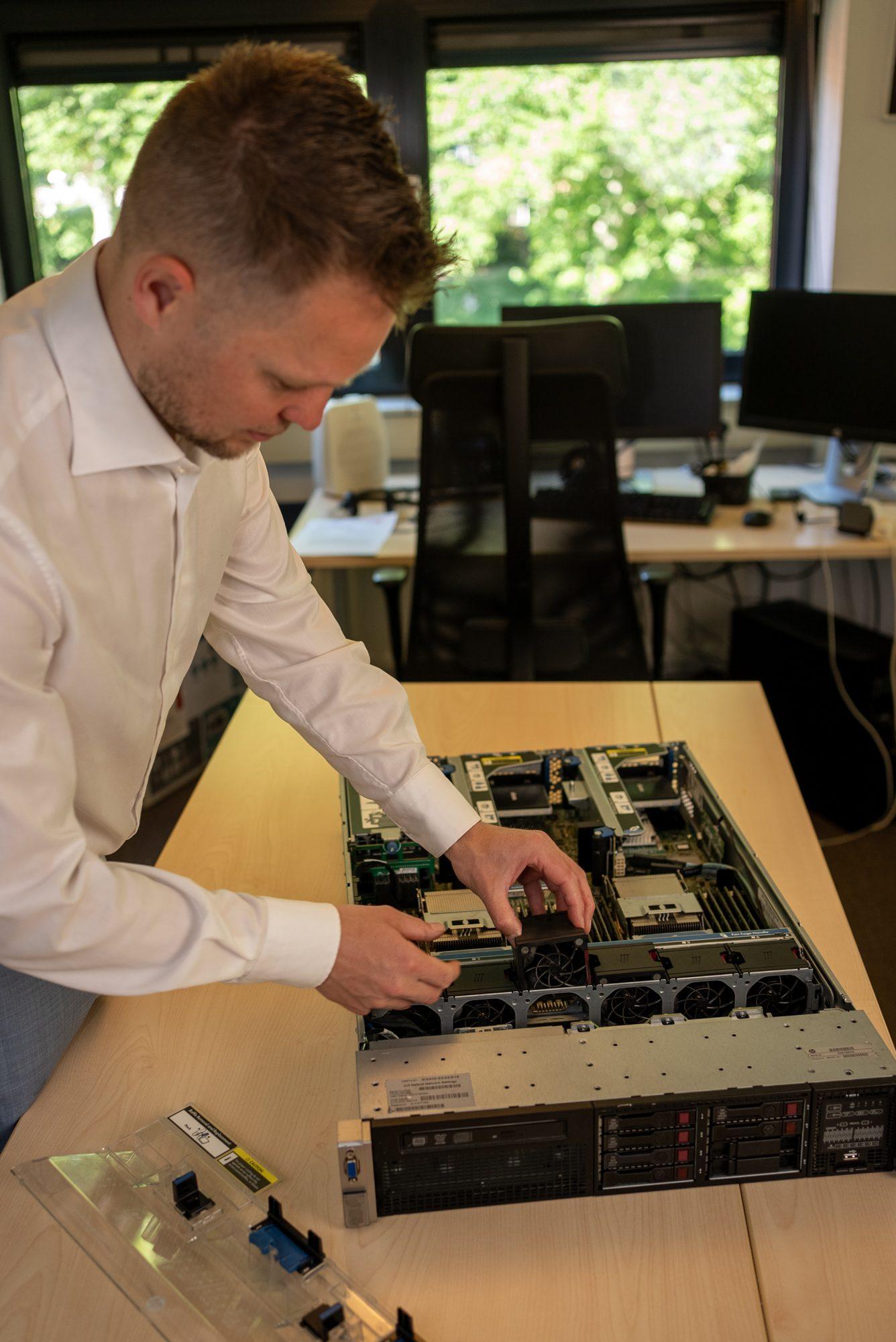 Bart, Spiredesk netwerkspecialist, configureert een network switch voor een MKB-klant